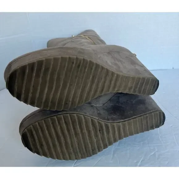 Juicy Couture Taupe Faux Suede Sherpa Lined Side Zip Wedge Heel Mid Calf Boots 8 - Picture 9 of 11